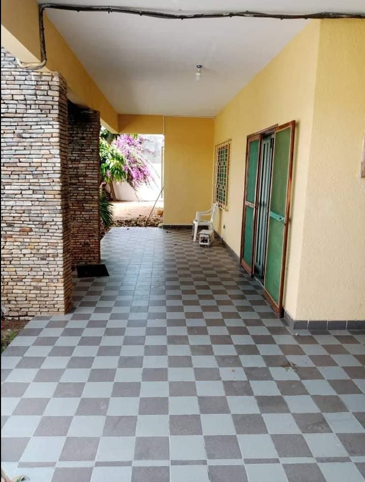 villa-de-trois-chambres-a-louer-a-fidjrosse-rue-houdouali